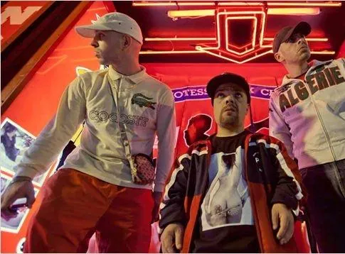 Переполох на районе (2012) через торрент скачать Переполох на районе (2012) фильм через торрент скачать