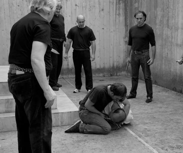 Цезарь должен умереть (2011) через торрент скачать Цезарь должен умереть (2011) фильм через торрент скачать