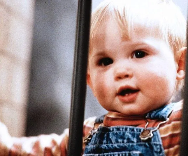 Младенец на прогулке, или Ползком от гангстеров (1994) через торрент скачать Младенец на прогулке, или Ползком от гангстеров (1994) фильм через торрент скачать