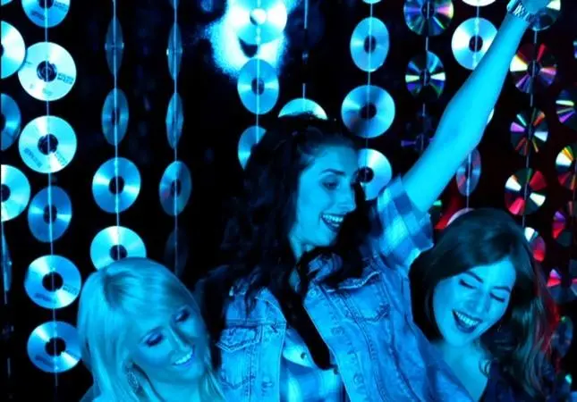 Бездельницы (2013) через торрент скачать Бездельницы (2013) сериал через торрент скачать