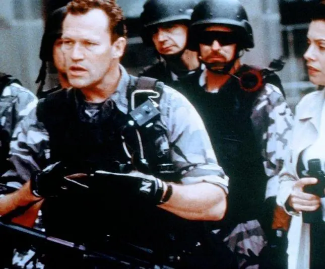 Отряд спасения (1998) через торрент скачать Отряд спасения (1998) фильм через торрент скачать