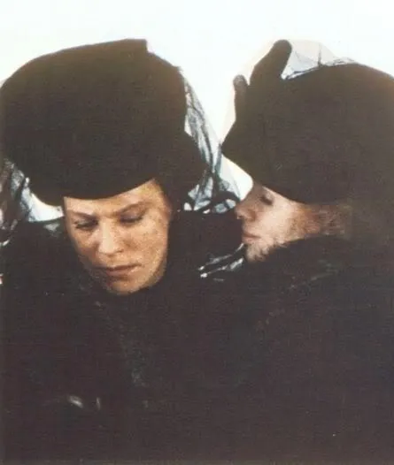 Шепоты и крики (1972) через торрент скачать Шепоты и крики (1972) фильм через торрент скачать