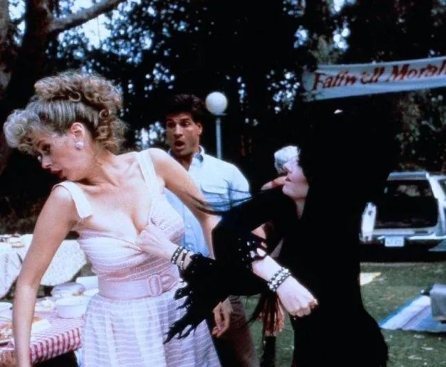 Эльвира: Повелительница тьмы (1988) через торрент бесплатно Эльвира: Повелительница тьмы (1988) фильм через торрент бесплатно