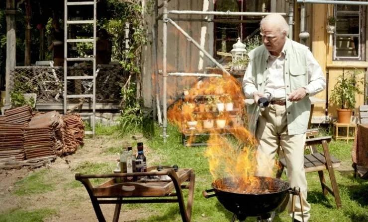 Столетний старик, который вылез в окно и исчез (2013) через торрент бесплатно Столетний старик, который вылез в окно и исчез (2013) фильм через торрент бесплатно