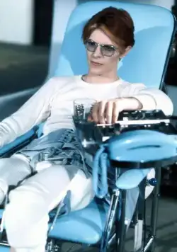 Человек, который упал на Землю (1976) в хорошем качестве через торрент Человек, который упал на Землю (1976) фильм в хорошем качестве через торрент