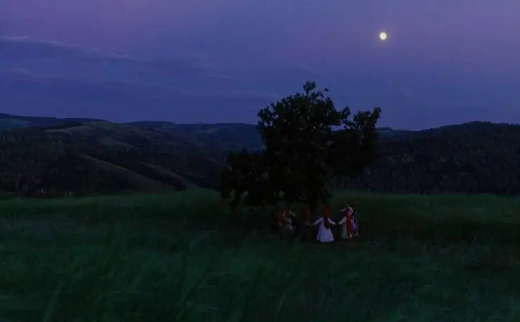 Тонкой нитью (2023) через торрент бесплатно Тонкой нитью (2023) фильм через торрент бесплатно