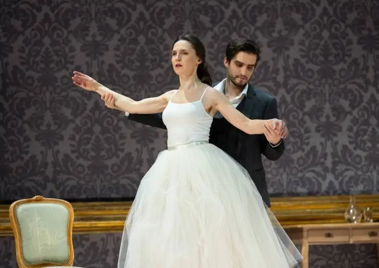 Средь шумного бала (2021) через торрент скачать Средь шумного бала (2021) фильм через торрент скачать