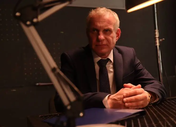 Под защитой (2022) через торрент скачать Под защитой (2022) сериал через торрент скачать