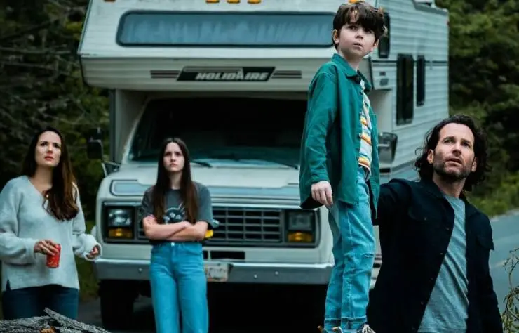 Извне (2022) через торрент скачать Извне (2022) сериал через торрент скачать