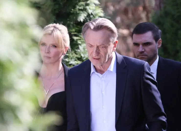 Жизнь по вызову (2022) через торрент скачать Жизнь по вызову (2022) сериал через торрент скачать