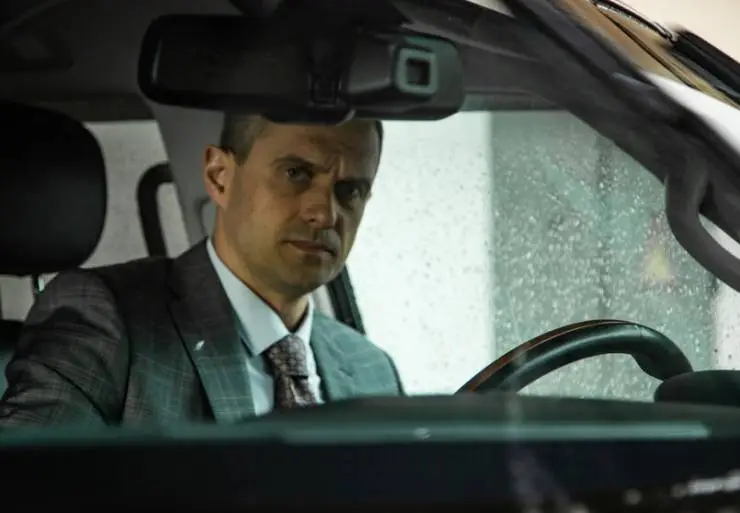 Директор по счастью (2021) через торрент скачать Директор по счастью (2021) сериал через торрент скачать