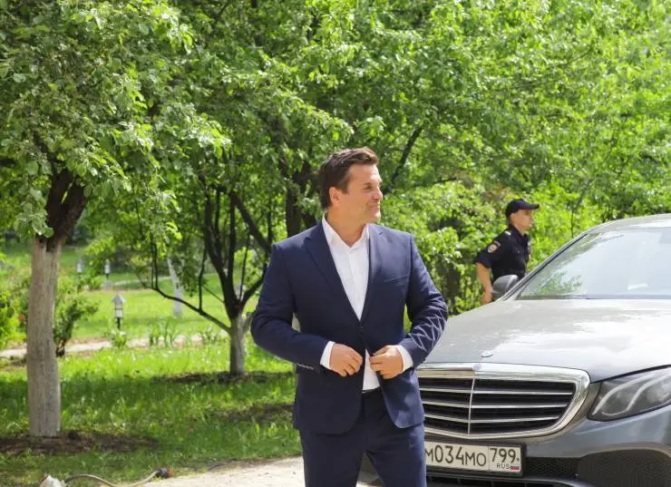 Жилищный вопрос (2023) через торрент скачать Жилищный вопрос (2023) сериал через торрент скачать