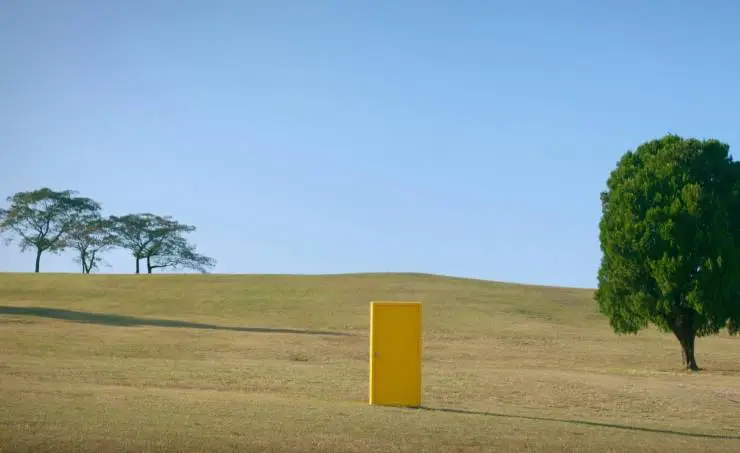 Жёлтая дверь: Клуб кинолюбителей 90-х (2023) через торрент скачать Жёлтая дверь: Клуб кинолюбителей 90-х (2023) фильм через торрент скачать