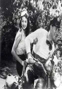 Американец в Риме (1954) через торрент бесплатно Американец в Риме (1954) фильм через торрент бесплатно