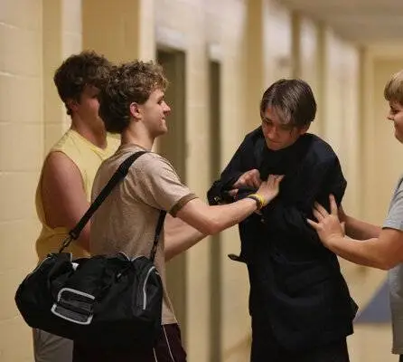 Лужайка (2011) в хорошем качестве через торрент Лужайка (2011) фильм в хорошем качестве через торрент