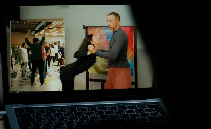 Осторожно, коучи (2024) через торрент скачать Осторожно, коучи (2024) фильм через торрент скачать