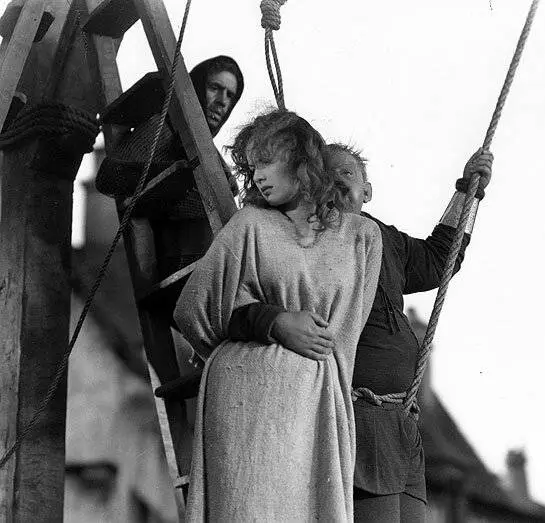 Горбун Собора Парижской Богоматери (1939) через торрент скачать Горбун Собора Парижской Богоматери (1939) фильм через торрент скачать