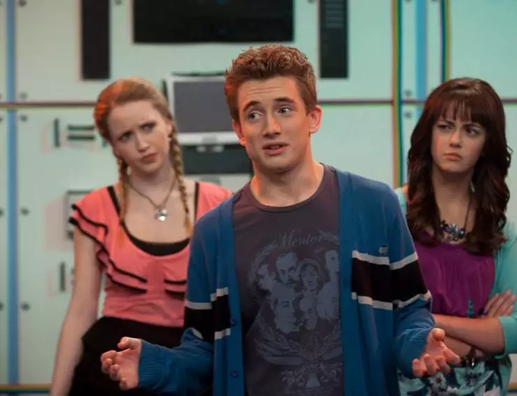 Мистер Янг (2011) через торрент скачать Мистер Янг (2011) сериал через торрент скачать