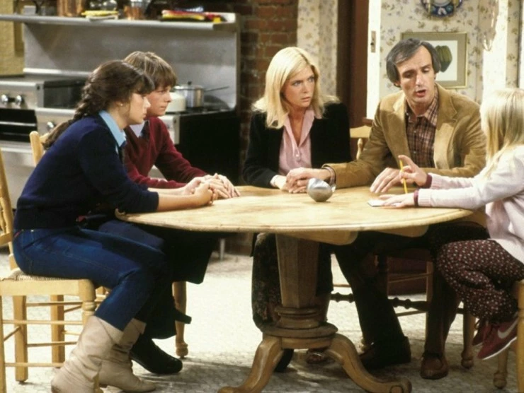 Семейные узы (1982) через торрент скачать Семейные узы (1982) сериал через торрент скачать