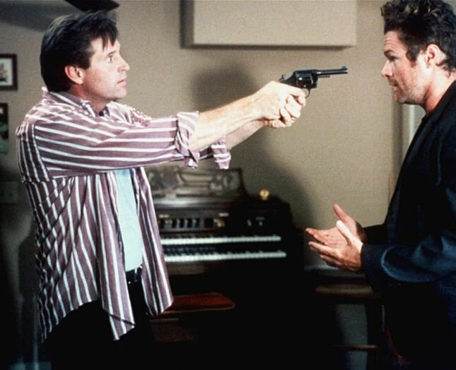 Игра в полицейских (1994) через торрент скачать Игра в полицейских (1994) фильм через торрент скачать