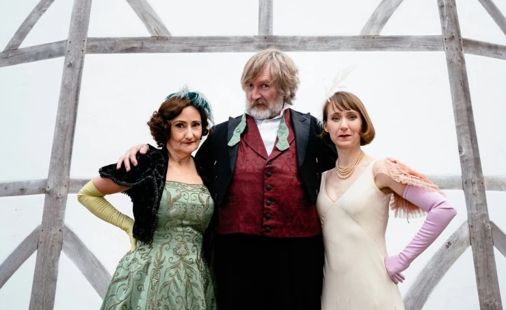 Globe: Виндзорские насмешницы (2019) через торрент скачать Globe: Виндзорские насмешницы (2019) фильм через торрент скачать