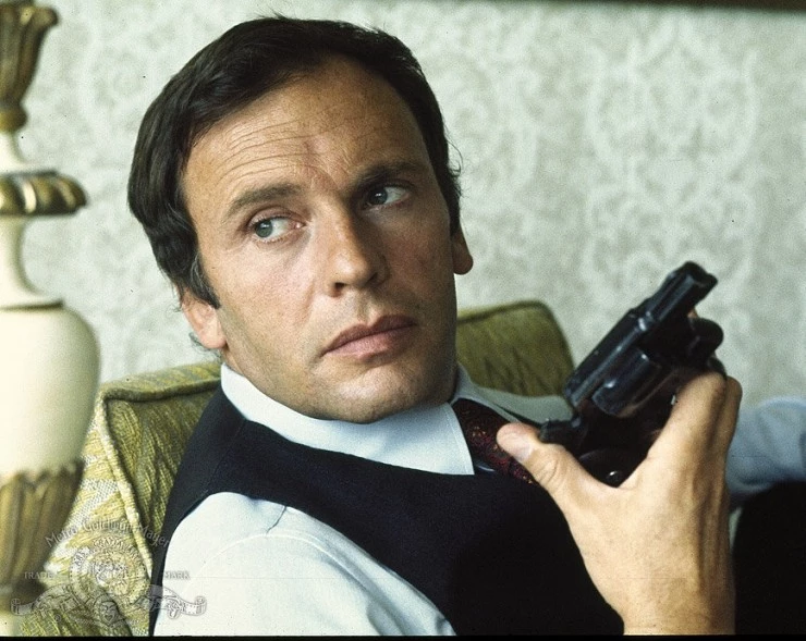 Человек умер (1972) через торрент скачать Человек умер (1972) фильм через торрент скачать