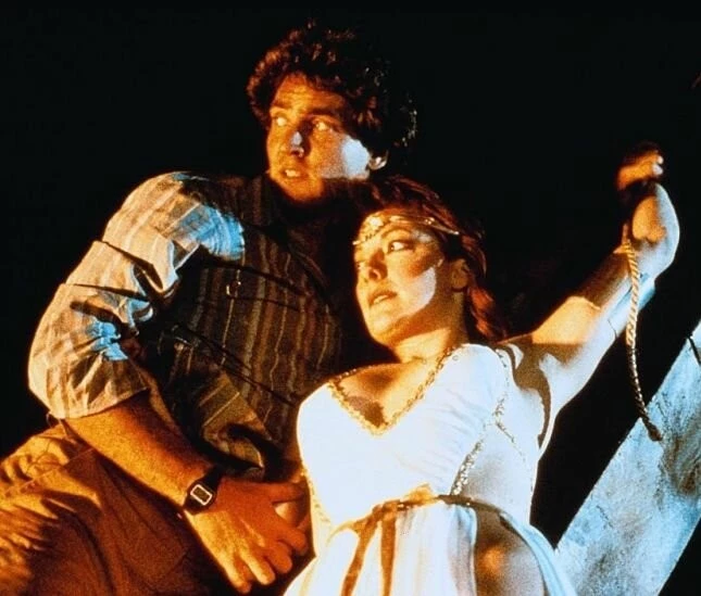 Гробница (1986) через торрент бесплатно Гробница (1986) фильм через торрент бесплатно