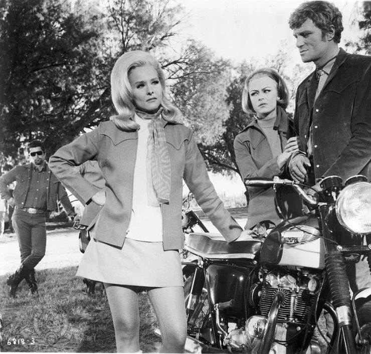 Банда в мини-юбках (1968) через торрент скачать Банда в мини-юбках (1968) фильм через торрент скачать