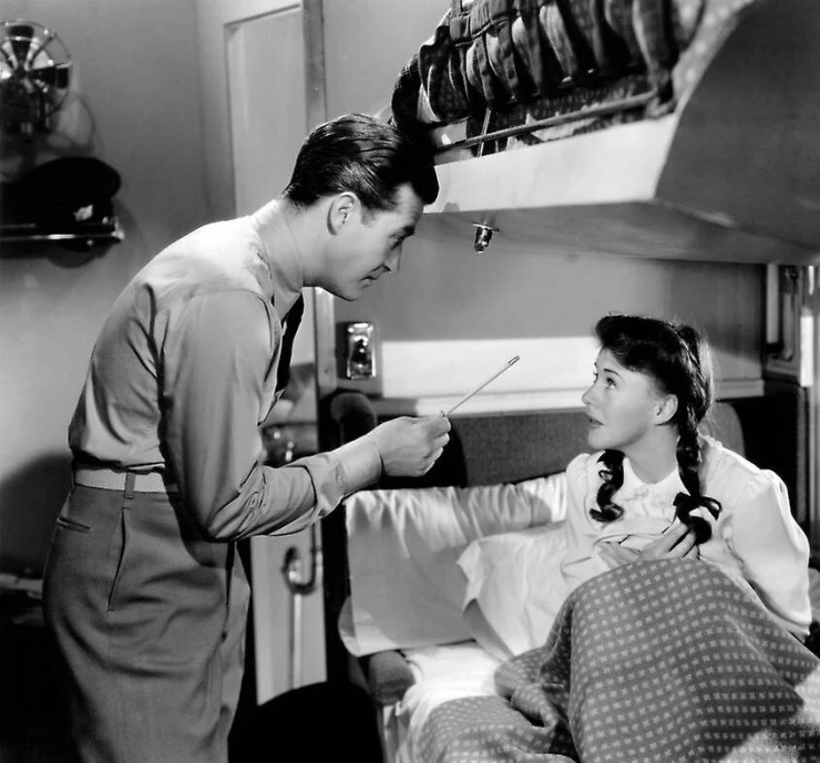 Майор и малютка (1942) в хорошем качестве через торрент Майор и малютка (1942) фильм в хорошем качестве через торрент