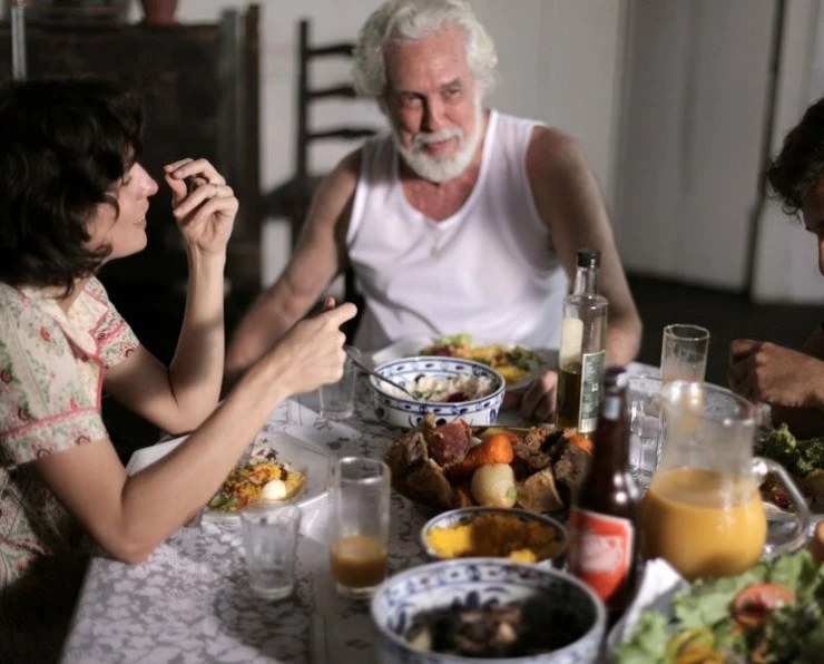 Соседние звуки (2012) через торрент скачать Соседние звуки (2012) фильм через торрент скачать