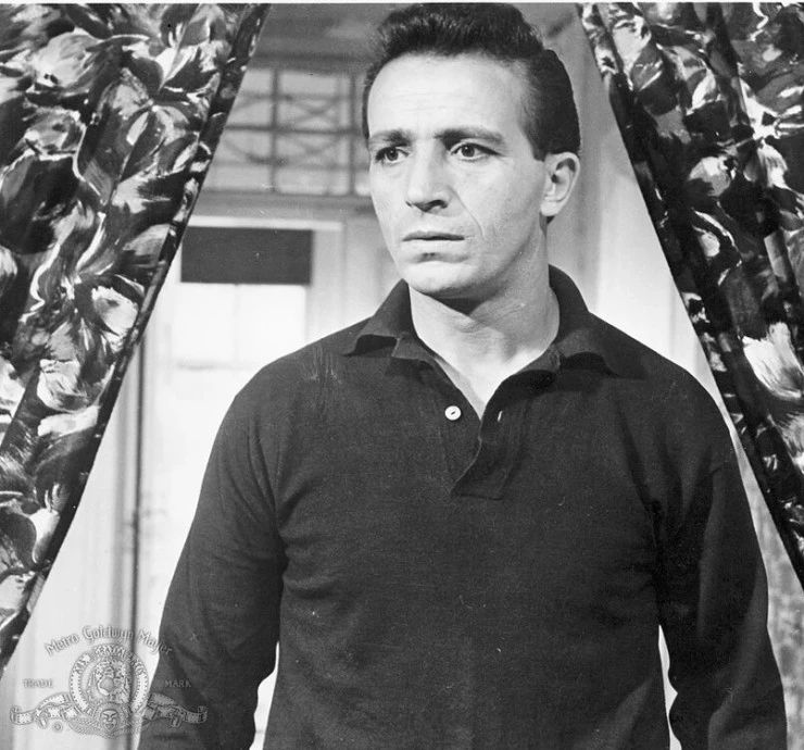 Никогда в воскресенье (1960) в хорошем качестве через торрент Никогда в воскресенье (1960) фильм в хорошем качестве через торрент