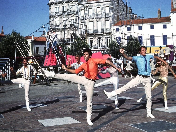 Девушки из Рошфора (1967) через торрент скачать Девушки из Рошфора (1967) фильм через торрент скачать