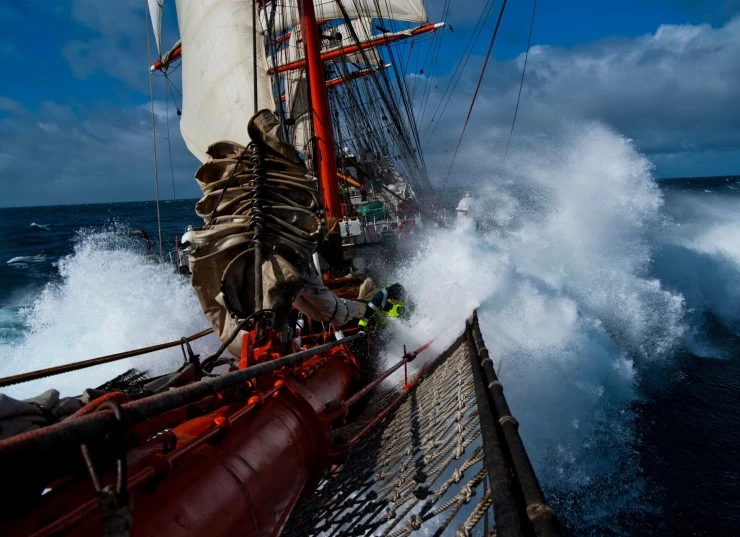 Вокруг света (2014) в хорошем качестве через торрент Вокруг света (2014) фильм в хорошем качестве через торрент