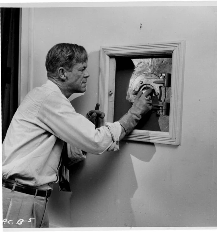 Взломщик (1957) в хорошем качестве через торрент Взломщик (1957) фильм в хорошем качестве через торрент