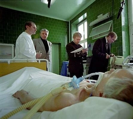 Судебный исполнитель (2005) через торрент скачать Судебный исполнитель (2005) фильм через торрент скачать