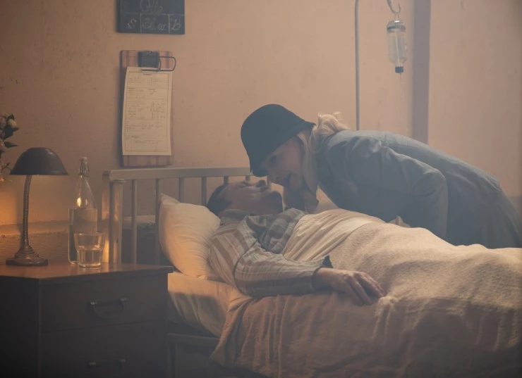 Американская предательница (2021) через торрент скачать Американская предательница (2021) фильм через торрент скачать